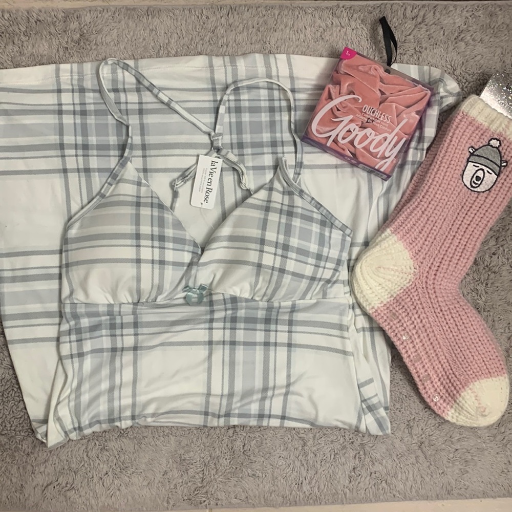 La Vie en Rose chemise, room socks and chou chou set